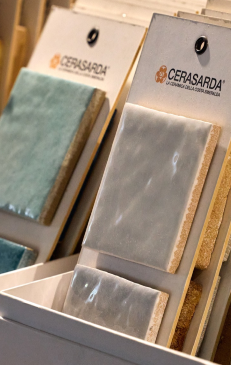 Campioni di piastrelle smaltate nella sezione materiali e finiture di Area 67 Concept, negozio di design
