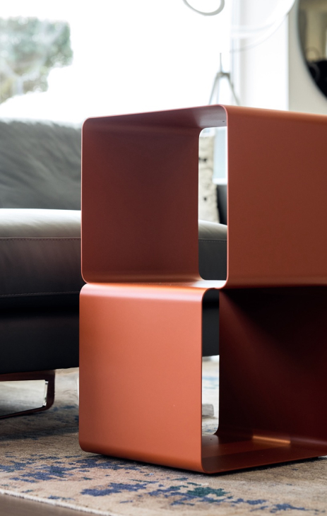 Tavolino di design nello spazio espositivo di Area 67 Concept, negozio di arredamento su misura