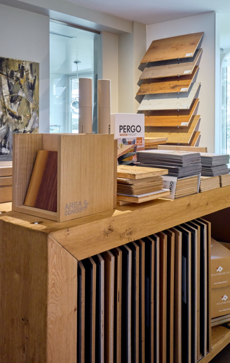 Dettaglio campioni di legno per personalizzare un progetto di interni nello showroom di Area 67 Concept