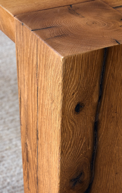 Dettaglio tavolo in legno esporto nello showroom di Area 67 Concept, negozio di arredamento
