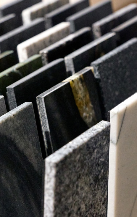 Dettaglio campioni materiali e finiture di Area 67 Concept negozio di arredo su misura