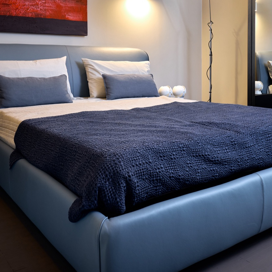 Particolare letto matrimoniale di design nel negozio di arredamento Area 67 Concept di Arco