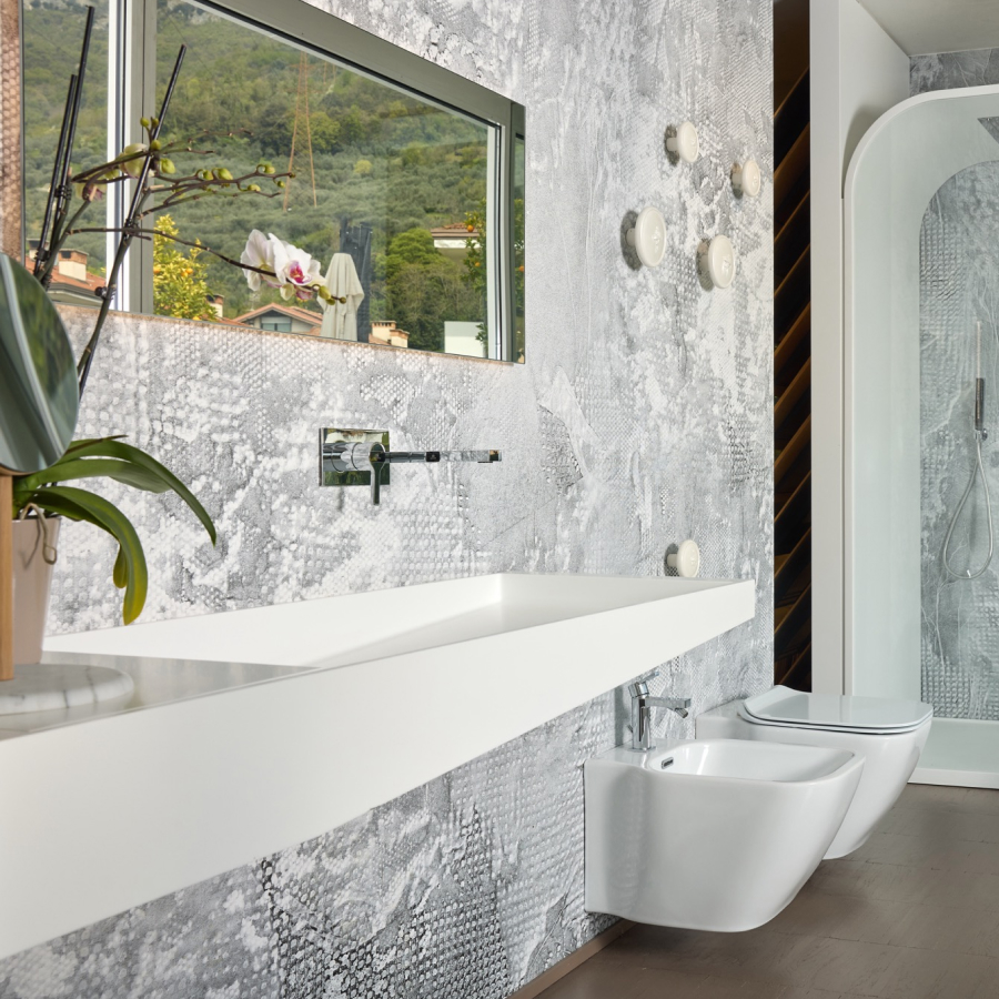 Bagno con carta da parati nello Showroom di Area 67 Concept ad Arco