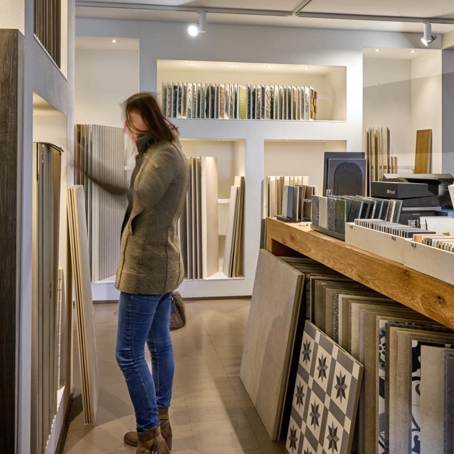 Donna che visiona i campioni di materiali e finiture. Negozio di progettazione di interni Area 67 Concept