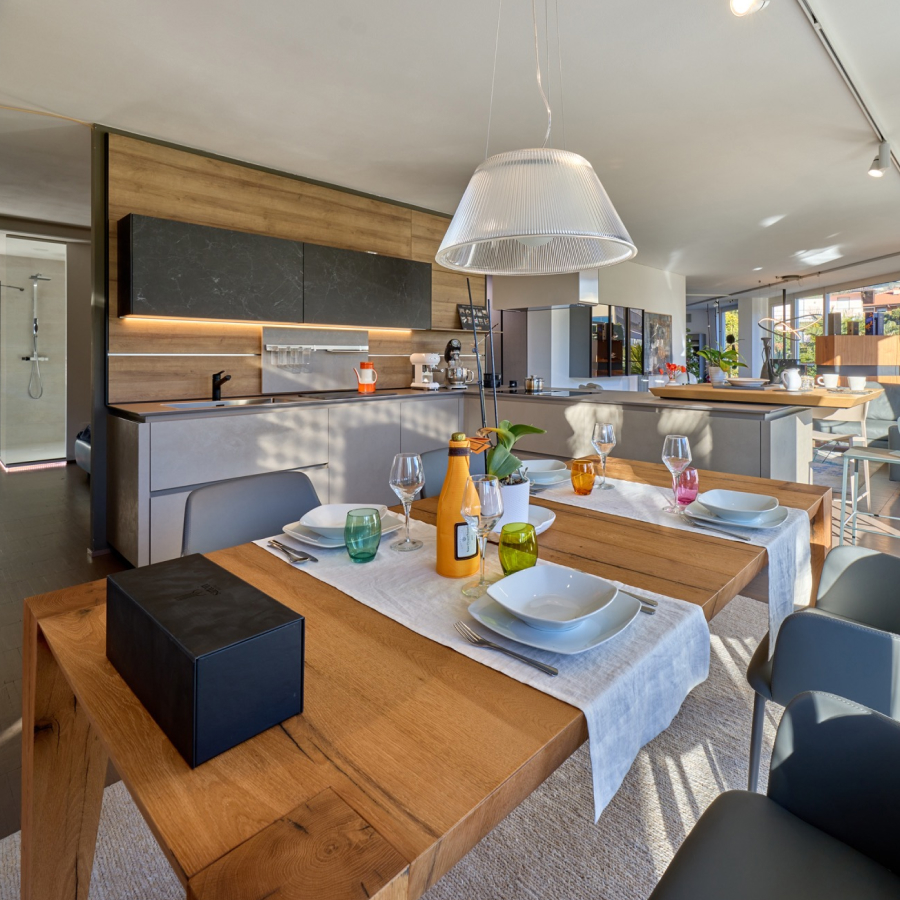 Showroom di arredamento moderno Area 67 Concept ad Arco con cucina, living e luce naturale