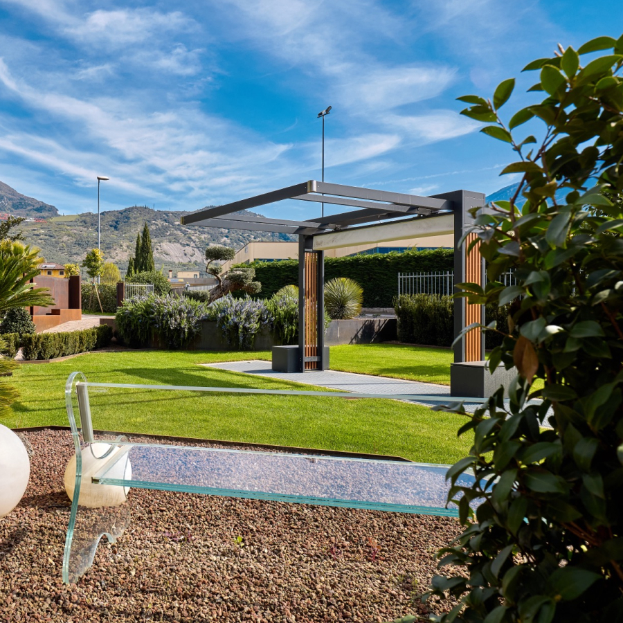 Vista giardino esterno showroom Area 67 Design, Arco in Trentino